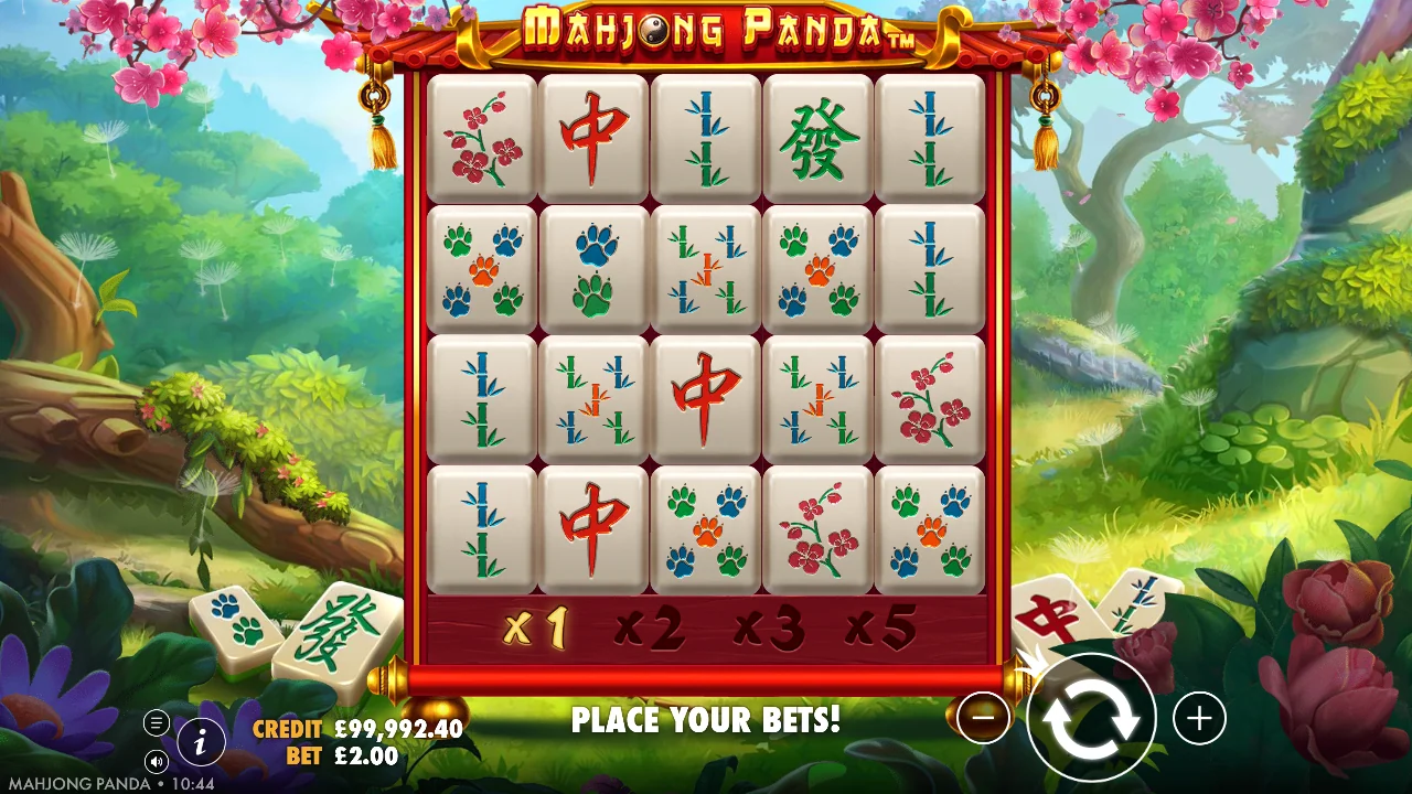 Grunnspillet i Mahjong Panda med multiplikatorstigen under brettet